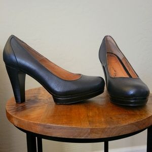 Black platform pump